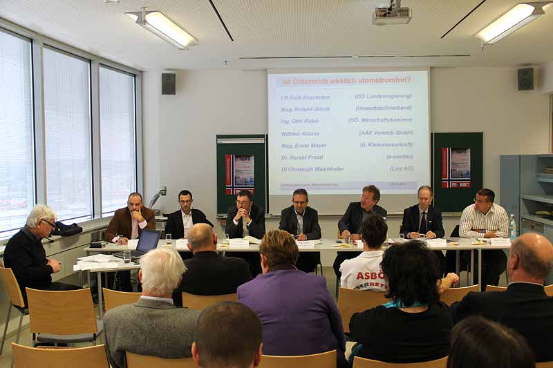 v.l.n.r.: Dr. Proidl (e_control) – Mag. Jöbstl (ö. Umweltdachverband) – Klauss (Alpen Adria Energie Naturstrom) – Ing. Kalab (OÖ Wirtschaftskammer) – Anschober (Landesrat) – DI Walchhofer (Linz AG) Podiumsdiskussion im Wissensturm